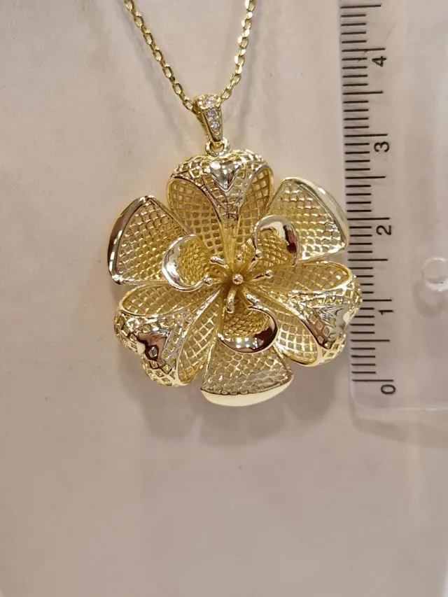 Collana con ciondolo fiore filigrana