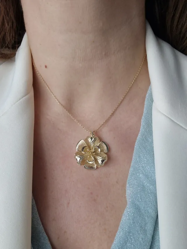Collana con ciondolo fiore filigrana