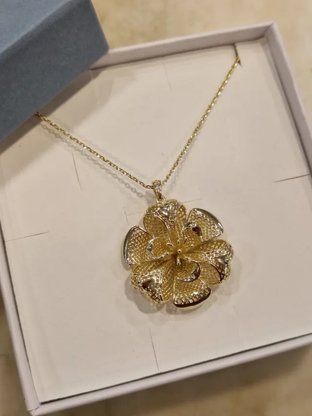 Collana con ciondolo fiore filigrana