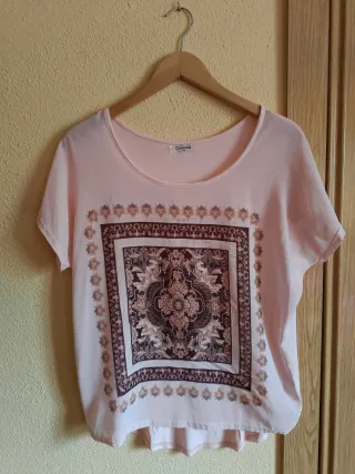 Camiseta rosa con estampado central
