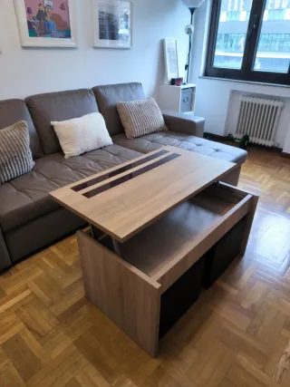 Mesa elevable con 4 taburetes