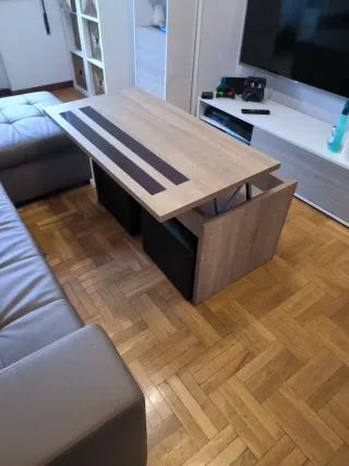 Mesa elevable con 4 taburetes