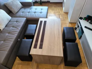 Mesa elevable con 4 taburetes