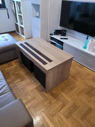 Mesa elevable con 4 taburetes