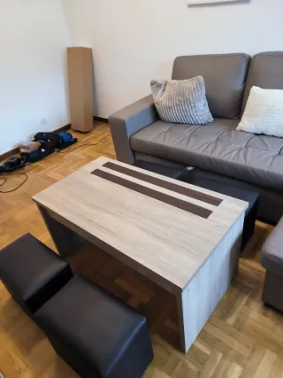 Mesa elevable con 4 taburetes