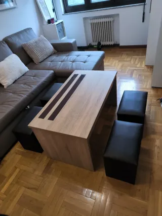 Mesa elevable con 4 taburetes