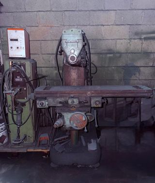 Fresa y Máquina Soldar en Funcionamiento