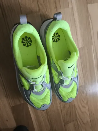 Nike Air Max Bliss Zapatillas Grises y Verdes