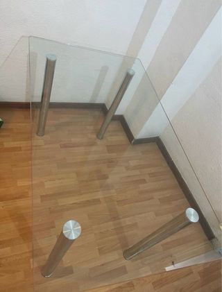 Mesa de cristal y metal