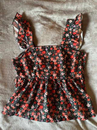 Blusa floral con volantes