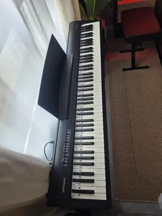 Piano Roland con Soporte y Cascos
