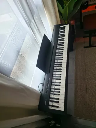 Piano Roland con Soporte y Cascos