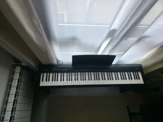Piano Roland con Soporte y Cascos