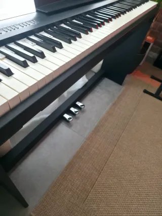 Piano Roland con Soporte y Cascos