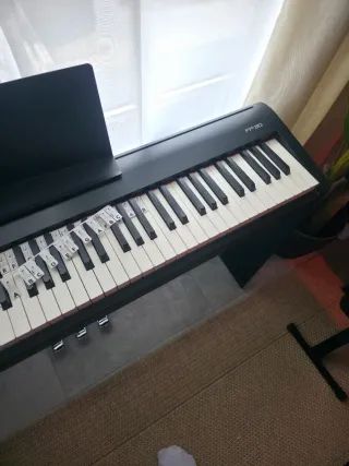 Piano Roland con Soporte y Cascos