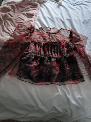 Blusa floral transparente manga larga. Nueva