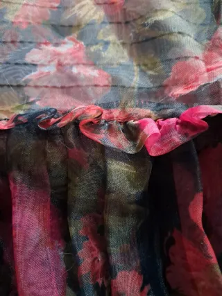 Blusa floral transparente manga larga. Nueva