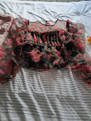 Blusa floral transparente manga larga. Nueva