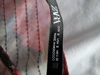 Blusa floral transparente manga larga. Nueva