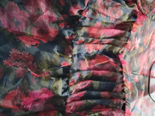 Blusa floral transparente manga larga. Nueva