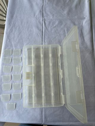 Caja transparente con separadores ajustables