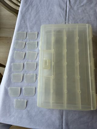 Caja transparente con separadores ajustables