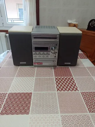 Minicadena Kenwood con altavoces