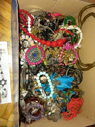 Caja de bisutería variada