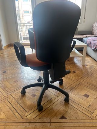 Silla de oficina naranja y negra