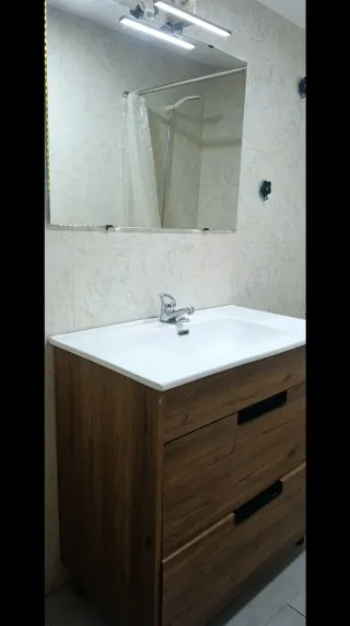 Mueble de baño con lavabo y espejo