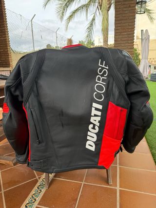 Chaqueta Piel Ducati C6 Negra Roja. Casi nueva.