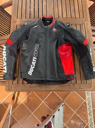 Chaqueta Piel Ducati C6 Negra Roja. Casi nueva.