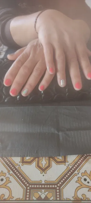 Se hacen uñas semis