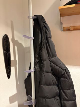 Perchero Metálico Gris con Soportes Transparentes