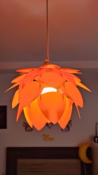 Lámpara colgante pétalos naranja