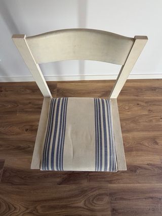 Silla de madera con asiento de tela