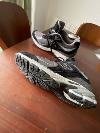 New Balance 2002R Negro Gris