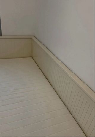 Diván blanco y madera con colchones