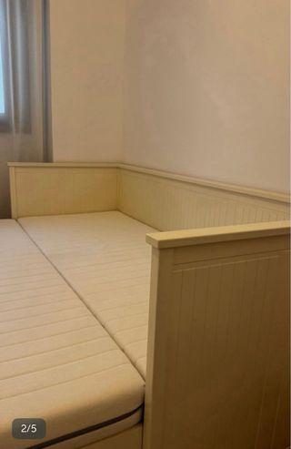 Diván blanco y madera con colchones