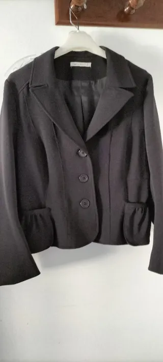 Chaqueta marca Clara Collins. Negra. Mujer
