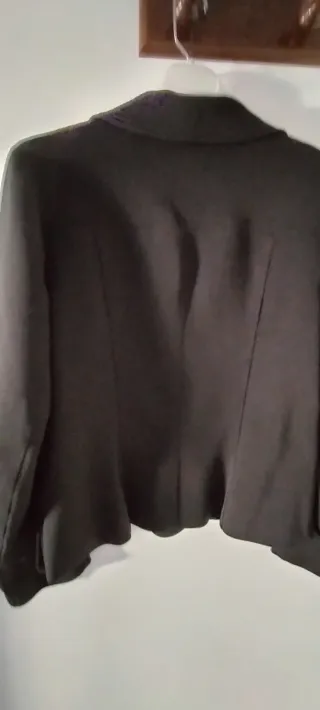 Chaqueta marca Clara Collins. Negra. Mujer