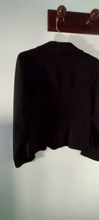 Chaqueta marca Clara Collins. Negra. Mujer