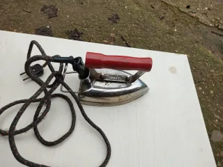 Planchas antiguas de metal y eléctricas