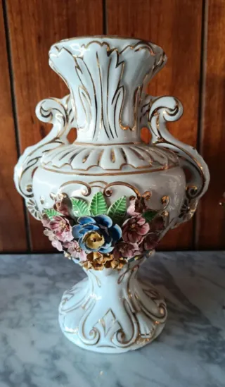 Candelabro y dos jarrones con Flores