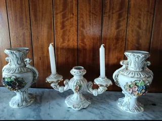 Candelabro y dos jarrones con Flores
