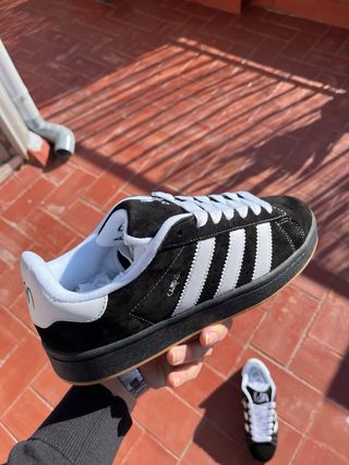 Adidas Campus Negras con Cordones Blancos