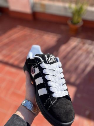 Adidas Campus Negras con Cordones Blancos