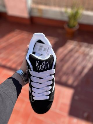 Adidas Campus Negras con Cordones Blancos