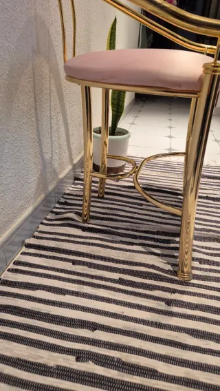 Silla dormitorio dorada rosa chicle