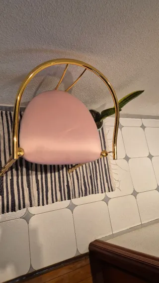 Silla dormitorio dorada rosa chicle